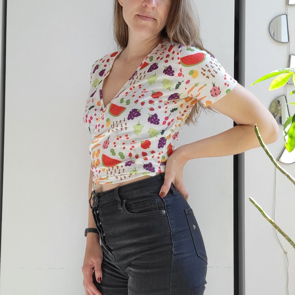 Lisa Says Gah wrap top in Farmers Market print - Picture 2 of 2